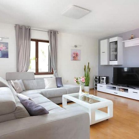 Holiday Home Mons Aureus Gornje Sitno エクステリア 写真